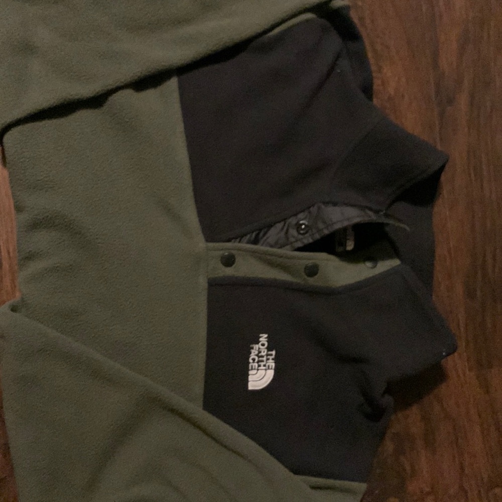 Like new boys XL pullover Northface fleece jacket.